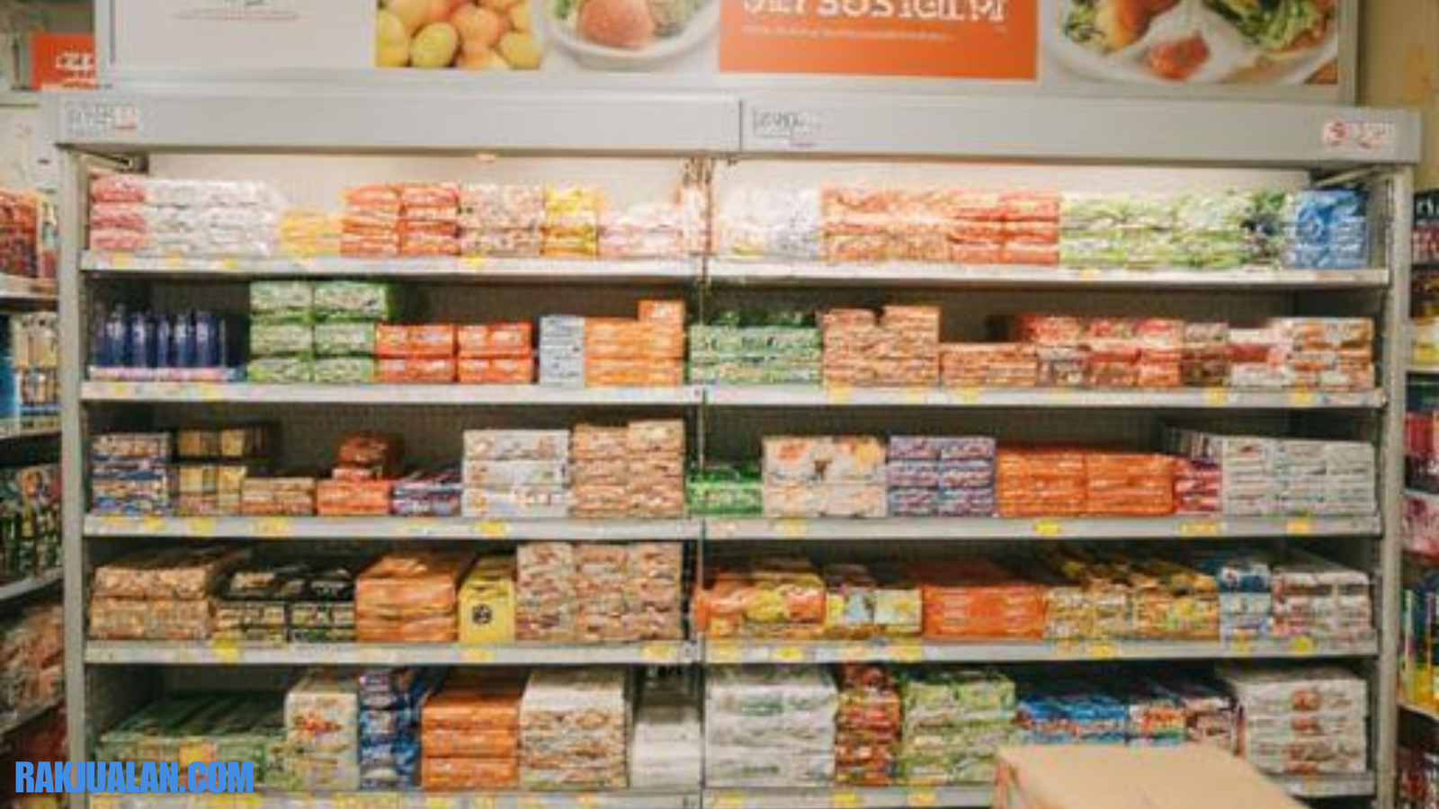 Rak snack promo lorong dengan susunan produk kemasan kering